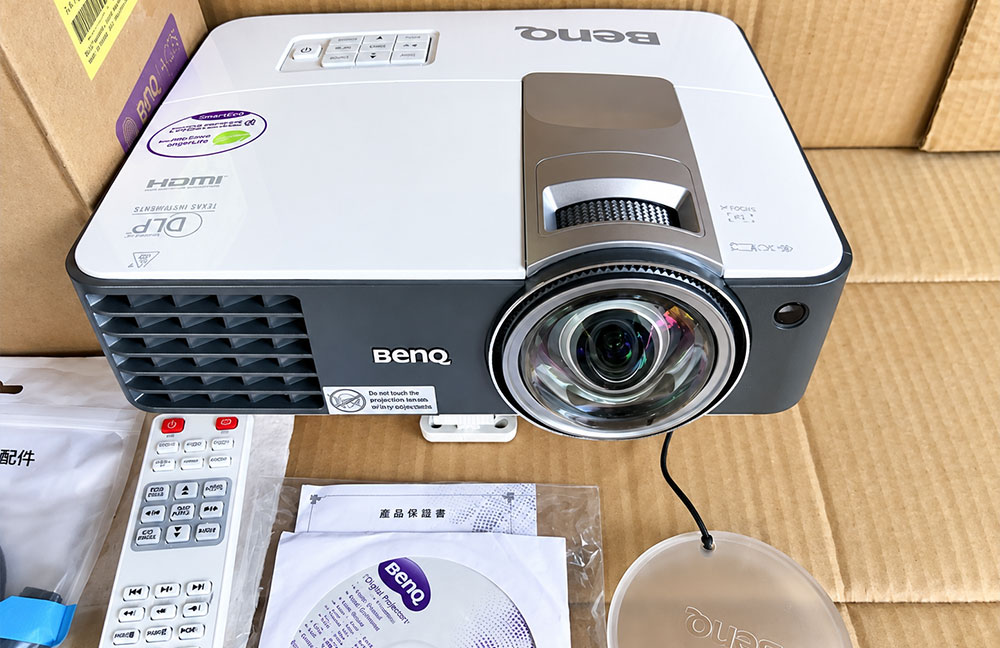Máy chiếu BenQ MW824ST
